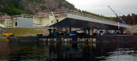 Midtseksjonen er 126 meter lang og 28 meter bred. Den er laget av stål og veier 1460 tonn. Foto: Rainer Prang, NRK.