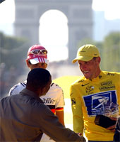 Lance Armstrong blir gratulert av den amerikanske skuespilleren Will Smith. Foto: REUTERS/Pool. Lance Armstrong blir gratulert av den amerikanske skuespilleren Will Smith. Foto: REUTERS/Pool.