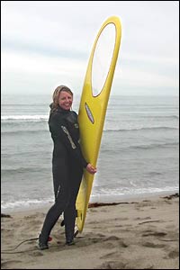 Surfebabe: Nå har også Reiseradioen surfet Lofoten, på bare en meter høye bølger, heldigvis