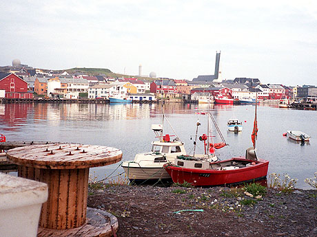 Vardø havn mot kirken. Foto: Vidar Knai, SCANPIX