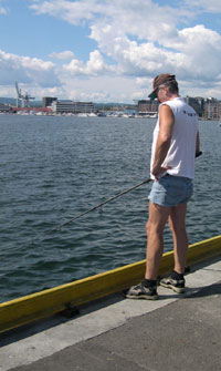 Fisking innebærer også en del venting. Foto: NRK. Fisking innebærer også en del venting. Foto: NRK.