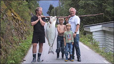 Kjetil Husby (t.v.) fekk til slutt landa kveita med hjelp av Charlie (9), Kevin (6) og svigerfaren Arild Karlsen. (Foto: Kristin Karlsen)