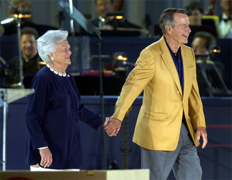 George Bush senior, her sammen med fru Barbara, tapte ikke valget p grunn av utenrikspolitiske sprsml. (Foto: Getty/AFP/Scanpix)