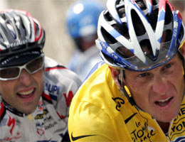 Filippo Simeoni og Lance Armstrong. Foto: AFP PHOTO JOEL SAGET .