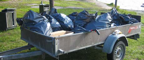 Opptil tretti søppelsekker kjøres bort hver dag.