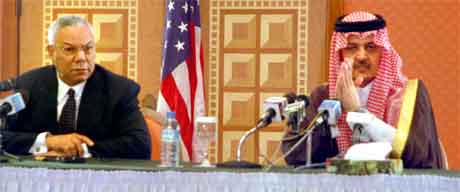 Powell og hans saudiske kollega al-Faisal på en pressekonferanse i Jeddah (Scanpix/AP)