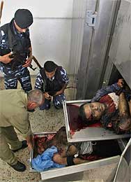 Palestinsk politi betrakter de to Abu al-Rish-medlemmene som ble drept i Rafah (Scanpix/AP)
