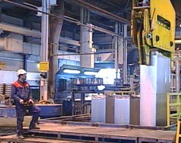 Aluminiumen ved Hydro Aluminium Hyanger Metallverk blir stypt og skipa ut i store blokker.