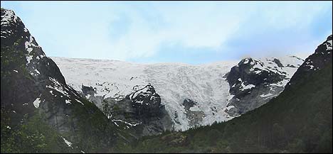 Bergsetbreen sett frå Krundalen. Den 1.400 meter høge isveggen har tydeleg delt seg i to. (Foto: Arild Nybø © 2004)