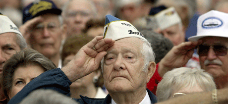 Overlevende etter angrepet på Pearl Harbor under en minnestund. Foto: AP/Scanpix.