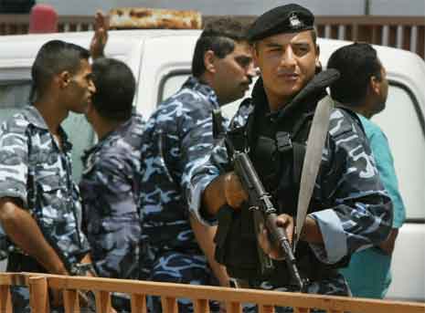 Palestinske tryggingsstyrkar heldt vakt utanfor sjukehuset etter skytinga. (Foto: AP/Scanpix)