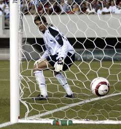 Carlo Cudicini ser ballen i mål etter Sjevtsjenkos frispark. (Foto: AP/Scanpix)