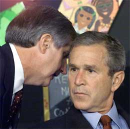 Bildet er tatt 11. september 2001 og viser Andrew Card som forteller Bush om angrepet (Scanpix/AFP)