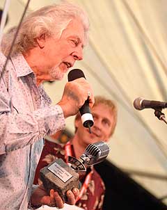 John Mayall ble vinner av Bluesprisen på Notodden Bluesfestival 2004. (I bakgrunnen: Jostein Forsberg). Foto: Jørn Gjersøe, nrk.no/musikk. John Mayall ble vinner av Bluesprisen på Notodden Bluesfestival 2004. (I bakgrunnen: Jostein Forsberg). Foto: Jørn Gjersøe, nrk.no/musikk.