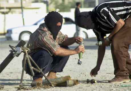 To av al-Sadrs tilhengere forbereder utskytning av en granat. (Foto: AP/Scanpix)