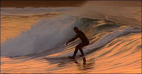 Hoddeviksanden har blitt eit surfeparadis på grunn av bølgjene. (Foto: Torje Bjellaas, NRK)