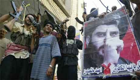 Al Sadr-tilhengere i Najaf hyllet i dag sin leder samtidig som nye kamper brøt ut(Scanpix/AFP)