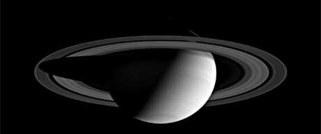 SATURN: Dersom mennesket noensinne skal sette sine fotspor på Saturns måner, vil det være etter en reise i rommet på flere år. (Foto: AFP Photo)
