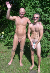 Naturist Ørnulf Mejdell og reporter og førstegangsnaturist Jan Henrik Mo. Naturist Ørnulf Mejdell og reporter og førstegangsnaturist Jan Henrik Mo.