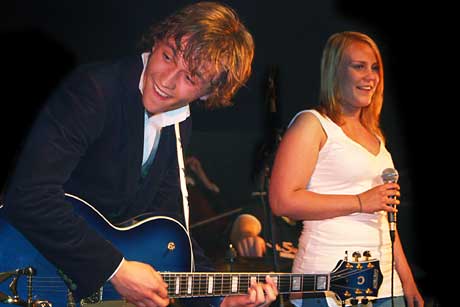Tone Kristoffersen gjorde stor lykke i duett med Sondre Lerche under årets Varangerfestival. Foto: Martin Mortensen, NRK