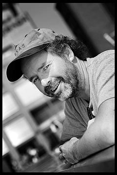Henning Kvitnes er ute med nytt norskspråklig album. Musikeren er også aktuell til årets direktesendte TV-show fra Momarkedet den 21.august. Foto: Heiko Junge/SCANPIX. Henning Kvitnes er ute med nytt norskspråklig album. Musikeren er også aktuell til årets direktesendte TV-show fra Momarkedet den 21.august. Foto: Heiko Junge/SCANPIX.
