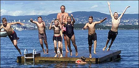 På Ingierstrand i Akershus kan hele familien nyte 20,5 graders badevann (Foto: Scanpix)