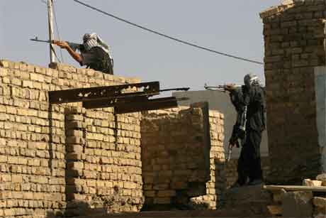 Kampane held fram i Najaf, der sjiamuslimske opprrarar kjempar mot amerikanske styrkar. (Foto: AP/Scanpix)