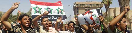 NAJAF: Shiamuslimer demonstrerer til sttte for al-Sadr i Najaf fredag 13. august 2004. (Foto: Saba Arar/AFP)