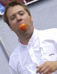 Christian Jøers er kokk under Tomat-festivalen 