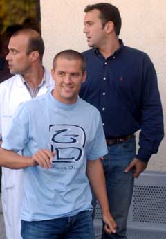 Michael Owen på vei til legesjekken i Madrid. (Foto: AP/Scanpix) Michael Owen på vei til legesjekken i Madrid. (Foto: AP/Scanpix)