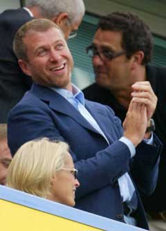 Chelsea-eier Roman Abramovich koste seg på Stamford Bridge. (Foto: AFP/Scanpix)