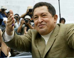 President Chavez vinker til tilhengerne etter å ha stemt søndag. (Foto: K.White, Reuters)