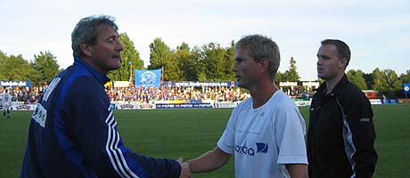 Sandefjordtrener Arne Dokken gratulerer Stabæk-trener Gaute Larsen etter kampen.