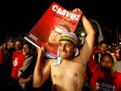 En Chavez-tilhenger feirer presidentens seier i søndagens folkeavstemning. (Foto: J.Barreto, AFP)