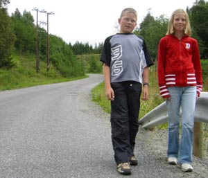 Håkon Grønvold og Marit Berntsen Ellefseter liker ikke den gamle skoleveien. (Foto: Stein S. Eide/NRK) Håkon Grønvold og Marit Berntsen Ellefseter liker ikke den gamle skoleveien. (Foto: Stein S. Eide/NRK)