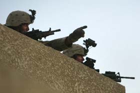 USAs soldater i stilling i Najafs gater mandag. (Foto: J.MacMilan, AP)