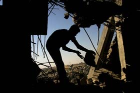 En palestiner i ruinene av et av husene som ble jevnet med jorden i Rafah i natt. (Foto: S.Khatib, AFP)