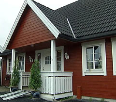 Huset til ekteparet Kristiansen i Elverum har sunket 20 centimeter siden de bygde det. Nå går de til sak mot Block Watne. Huset til ekteparet Kristiansen i Elverum har sunket 20 centimeter siden de bygde det. Nå går de til sak mot Block Watne.
