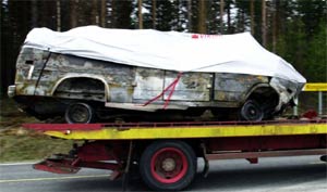 Øistein mistet fem av sine beste venner i ulykka. Her kjøres bilvraket bort fra åstedet. (foto: Cornelius Poppe/Scanpix)