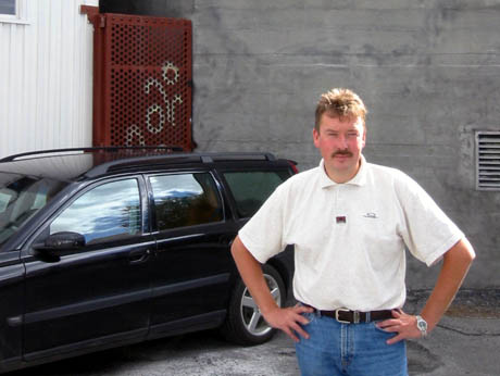 Harald Årsbog foran nødutgangen. Foto: Ingar Andreassen. Harald Årsbog foran nødutgangen. Foto: Ingar Andreassen.