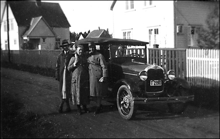 Oskar Sylte foran det som ble den første brusbilen til brusfabrikken - en A-Ford fra 1931.