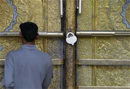 En iraker står foran den låste moskeen etter at Sistani godtok å ta kontroll med den (Scanpix/AFP)