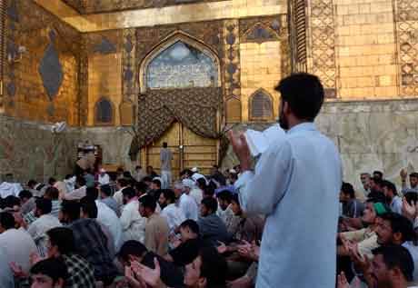 Opprrarane held framleis stand inne i Imam Ali-moskeen. Her fr fredagsbna i gr. (Foto: AP/Scanpix)