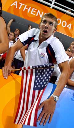 Michael Phelps sto på tribunen og jublet da hans lagkamerater svømte inn til hans sjette gullmedalje. (Foto: AFP/Scanpix)