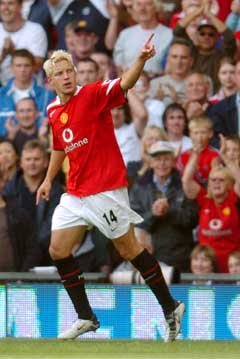 Alan Smith jubler etter seiersmålet. (Foto: AFP/Scanpix) Alan Smith jubler etter seiersmålet. (Foto: AFP/Scanpix)