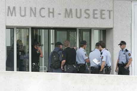 Store politistyrkar rykte ut til Munchmuseet etter ranet. (Foto: Heiko Junge/Scanpix)