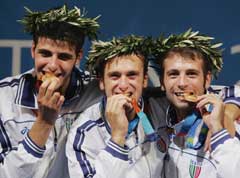 Andrea Cassara, Salvatore Sanzo og Simone Vanni biter i gullmedaljene de kanskje ikke skulle ha hatt. (Foto: AP/Scanpix)