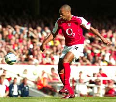 Thierry Henry gjør 1-0. (Foto: AP/Scanpix) Thierry Henry gjør 1-0. (Foto: AP/Scanpix)