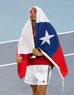 Nicolas Massu feirer gullene med de chilenske flagget. (Foto: Reuters/Scanpix)