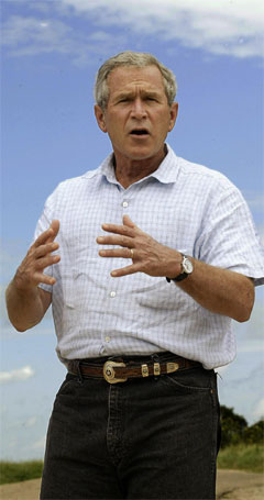 George W. Bush meiner John Kerry kan vere stolt over krigsinnsatsen sin. (Foto: AFP/Scanpix)
